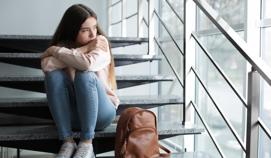 Jeune fille seule sur les escaliers